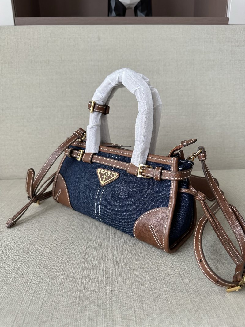 Модель Bonnie из денима и кожи от Prada