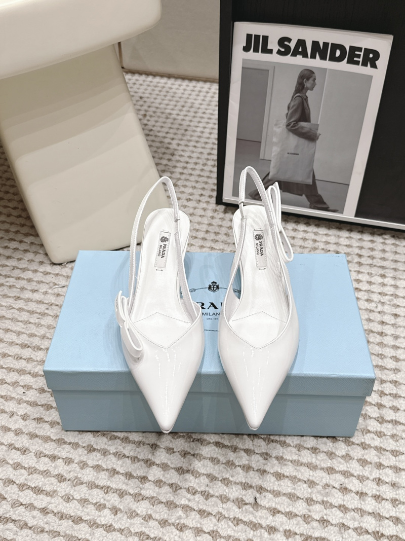 Женские белые лаковые босоножки Prada с бантом