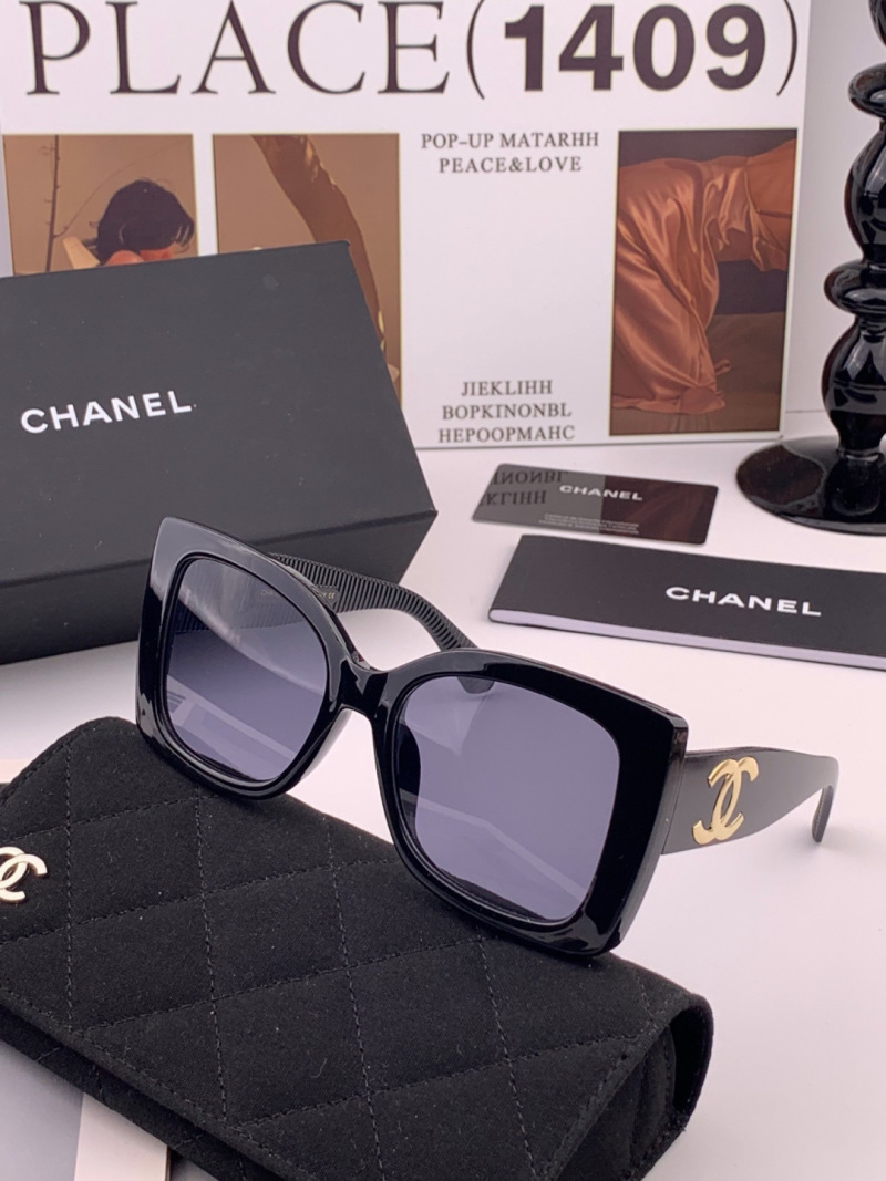 Черные солнцезащитные очки в квадратной оправе Chanel