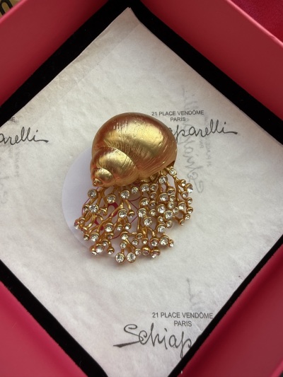 Брошь в виде улитки с кристаллами