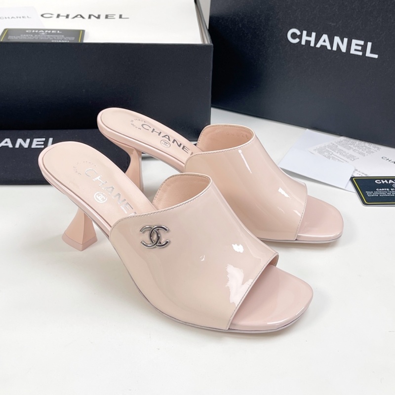 Женские лаковые мюли на каблуке с металлическим декором Chanel