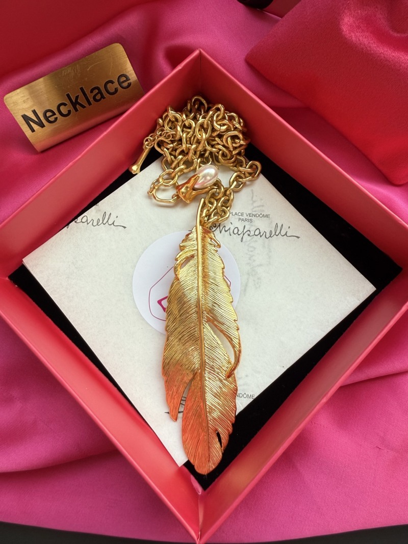 Золотистое колье с подвеской в виде пера Schiaparelli