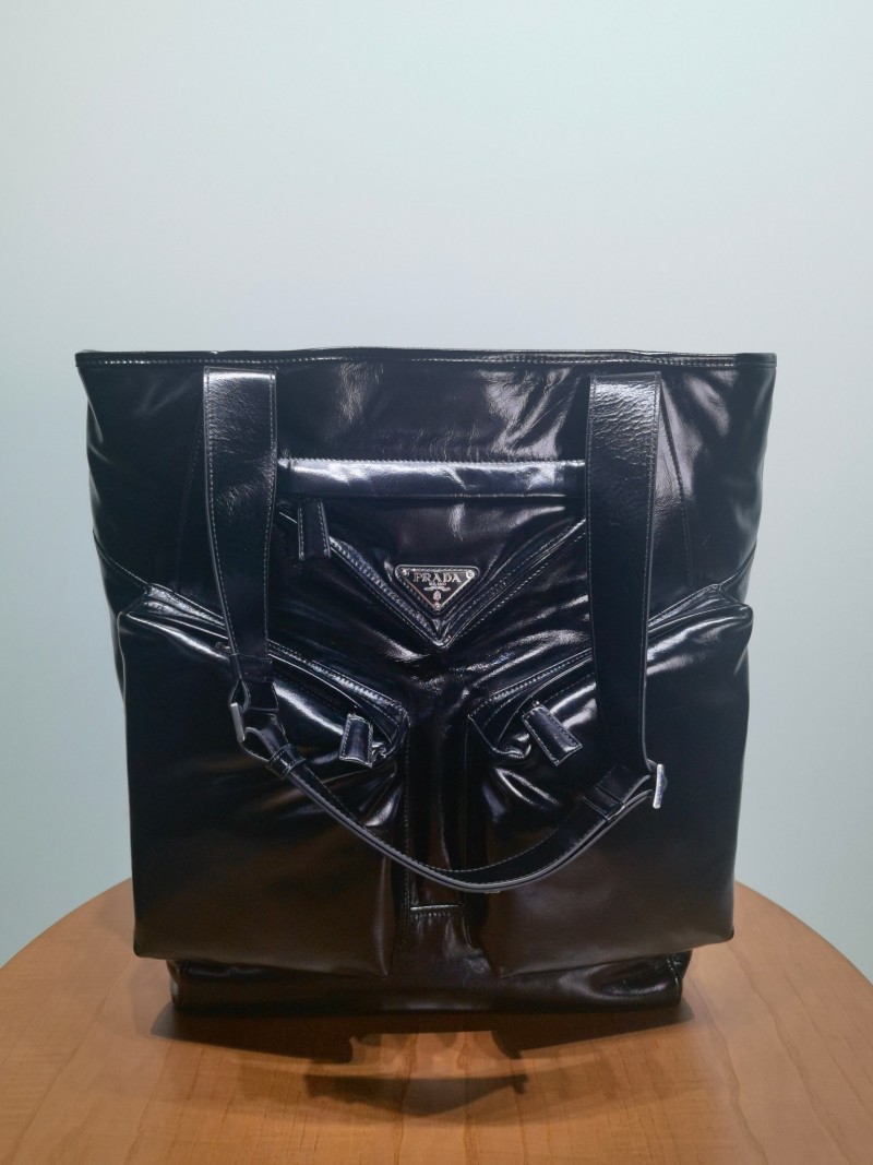 Чёрная сумка Prada из оiled leather