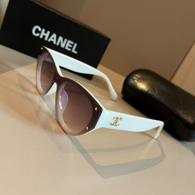 Солнцезащитные очки Chanel с эффектом «кошачий глаз»