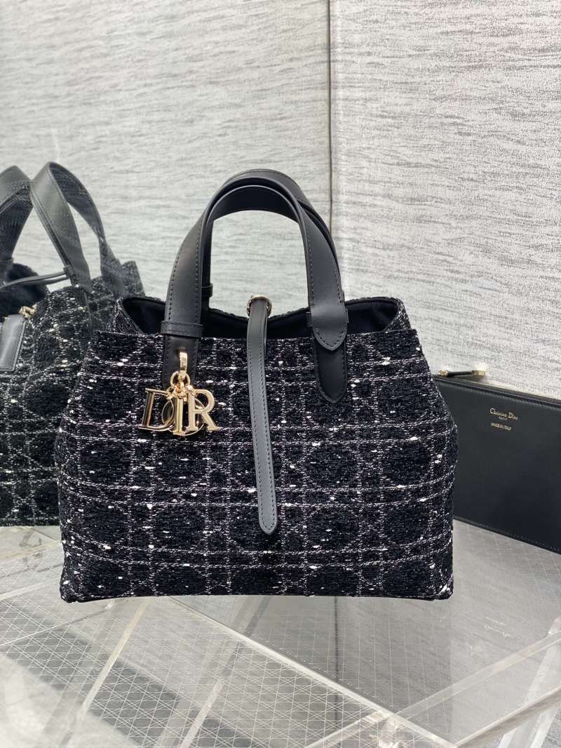 Сумка Dior с золотой фурнитурой и твидом