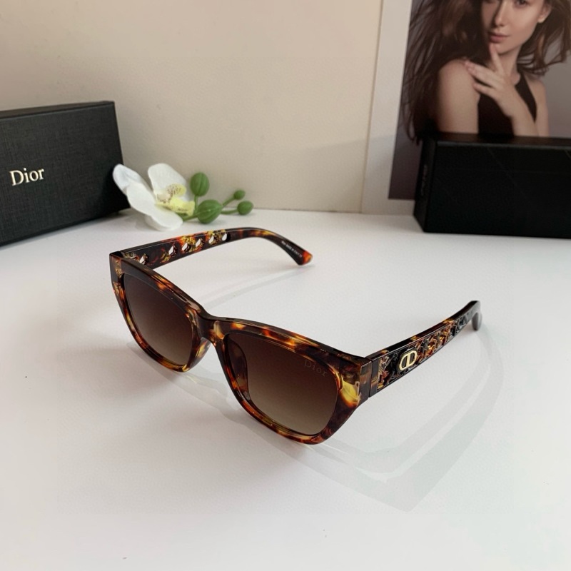Солнцезащитные очки Dior в черепаховой оправе