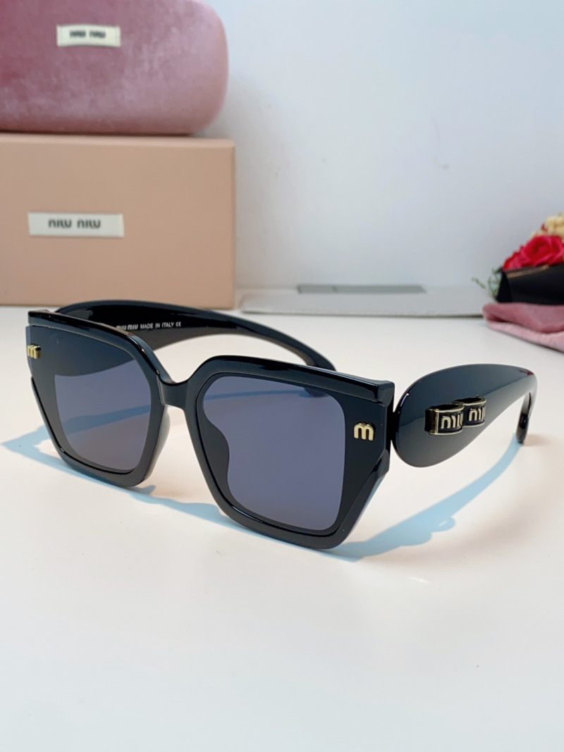 Солнцезащитные очки MiuMiu черные крупные Miu Miu