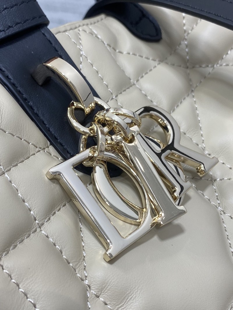 Сумка Dior с квилтингом и металлической фурнитурой