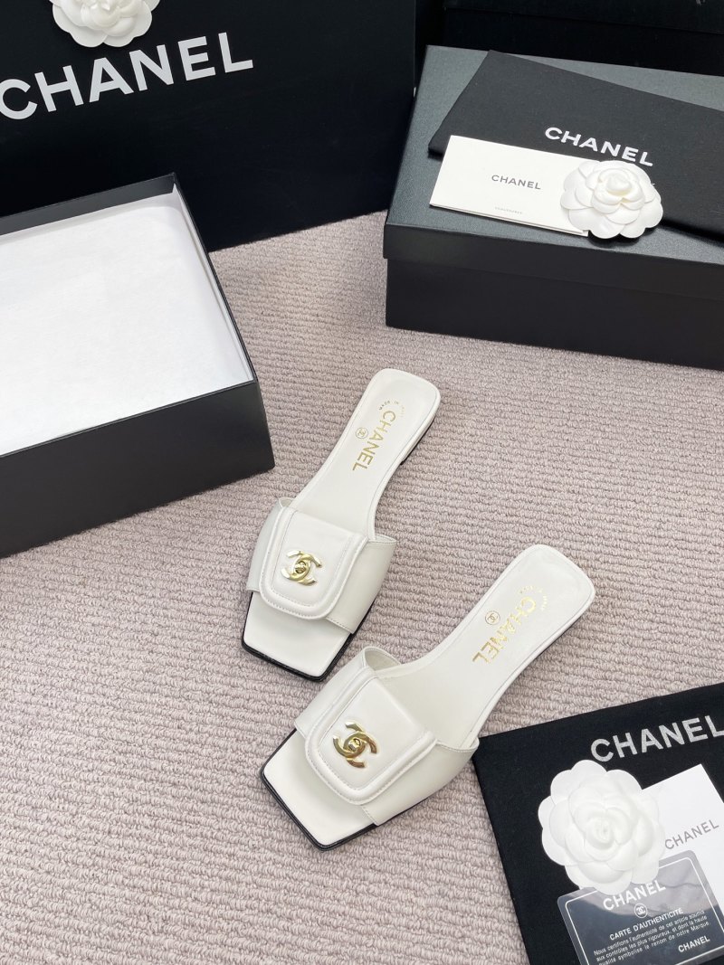 Мюли женские кожаные белые с декоративной пряжкой Chanel