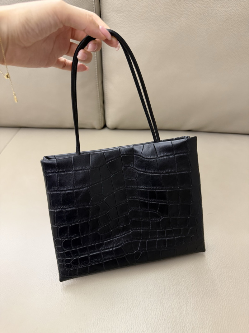 Чёрная сумка The Row с крокодиловой текстурой