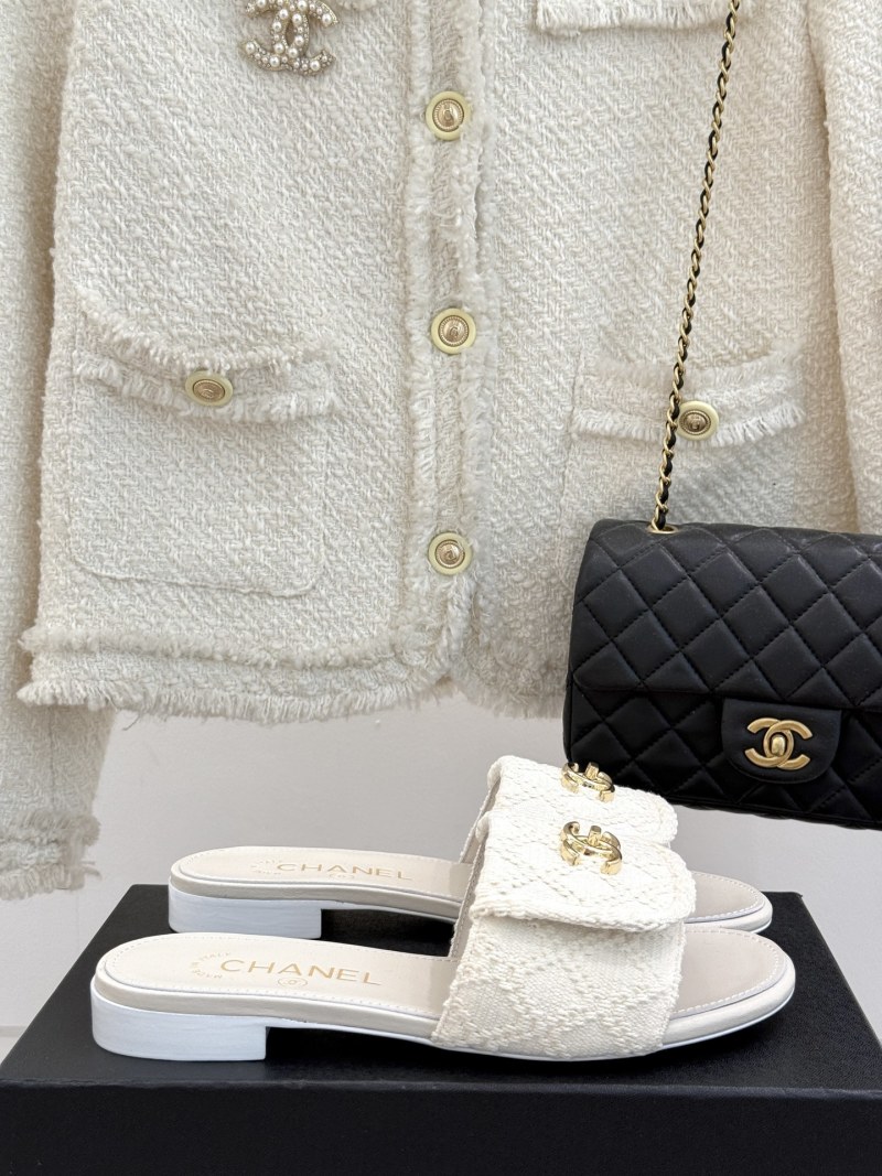 Женские шлёпанцы с тканевой вставкой и декоративной застежкой Chanel