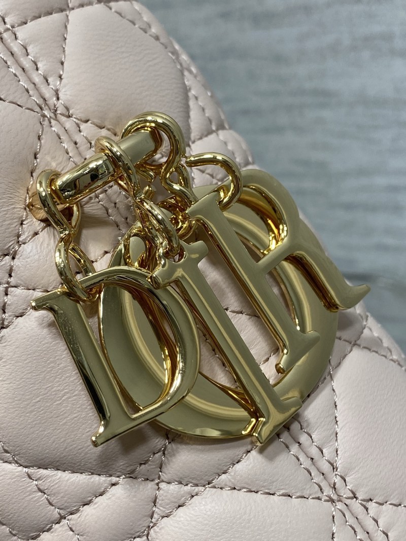 Розовая сумка Dior с квилтингом