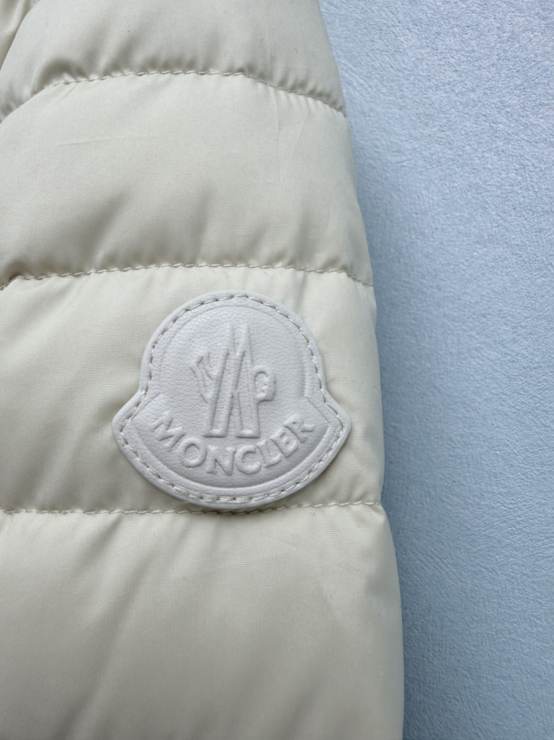 Пуховик Moncler с круглым воротником