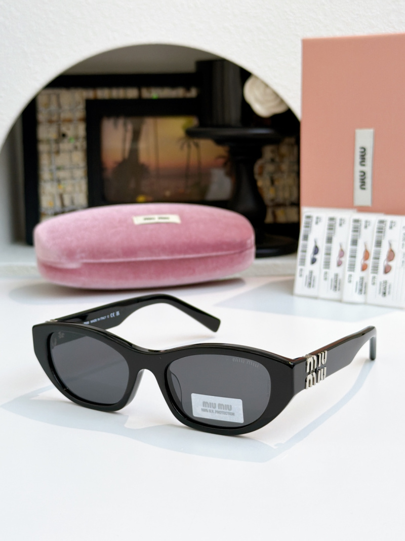 Солнцезащитные очки Miu Miu, черные с золотым логотипом