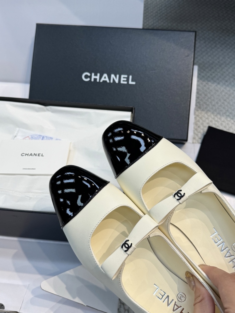 Женские двухцветные балетки с декоративным ремешком Chanel
