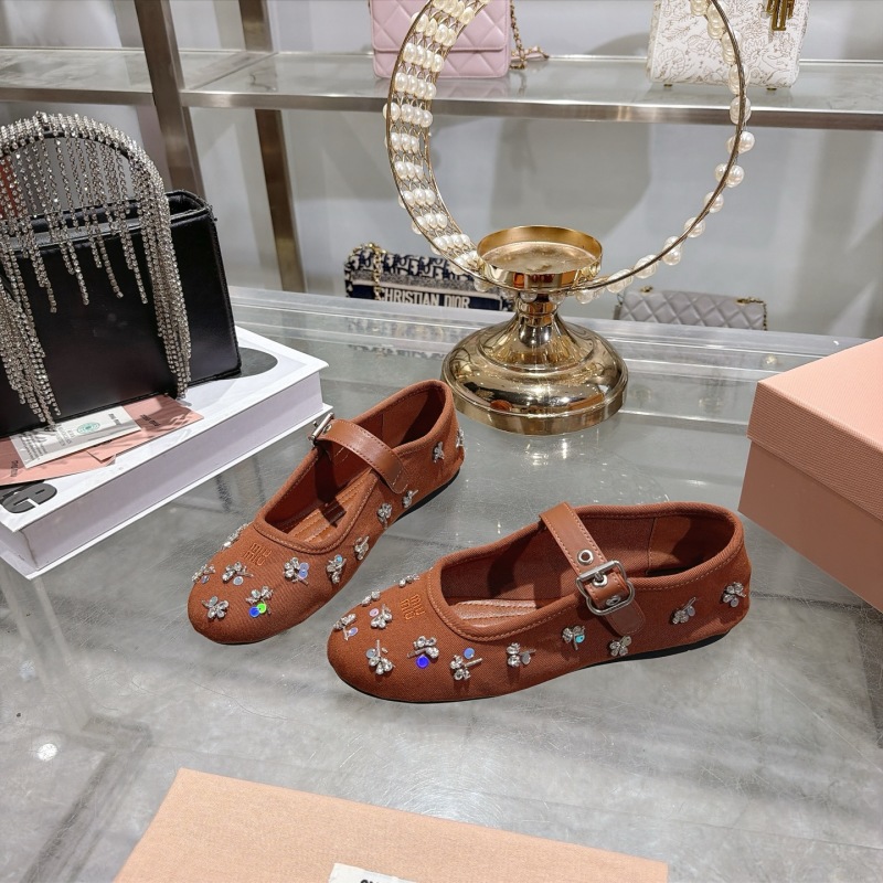 Женские туфли с декором и ремешком, коричневые Miu Miu