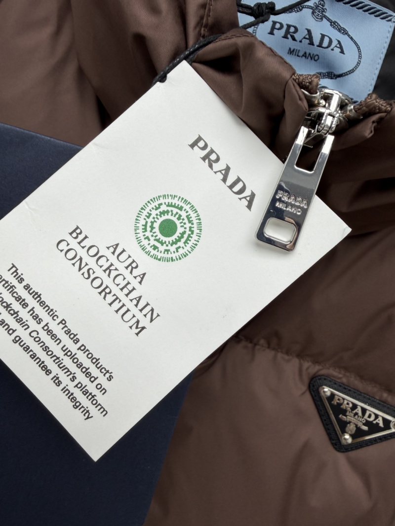 Коричневый пуховик Prada с логотипом