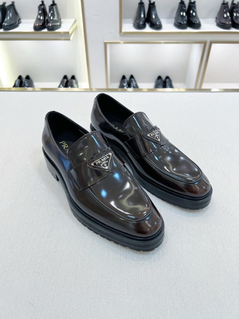 Мокасины мужские кожаные с металлическим треугольным декором Prada
