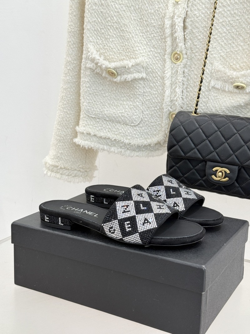 Женские шлепанцы с декором стразами Chanel