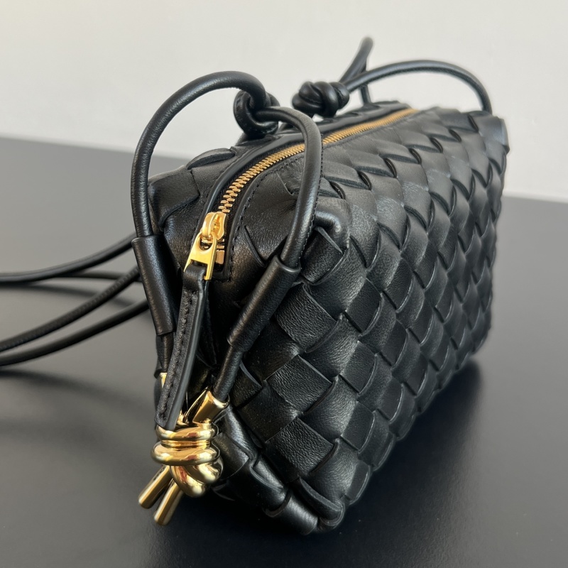 Сумка Bottega Veneta Loop из черной кожи