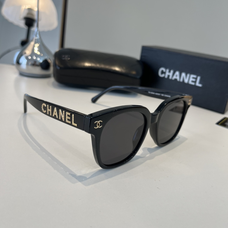 Чёрные солнцезащитные очки CHANEL с золотыми деталями и широкими дужками