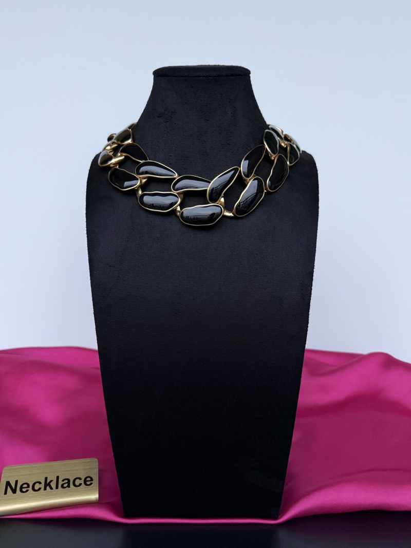 Колье с черными элементами и золотистой фурнитурой Schiaparelli