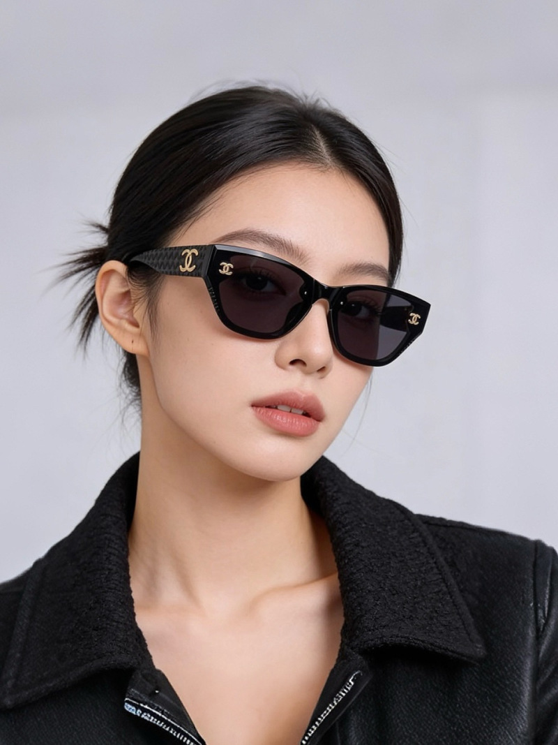 Солнечные очки CHANEL