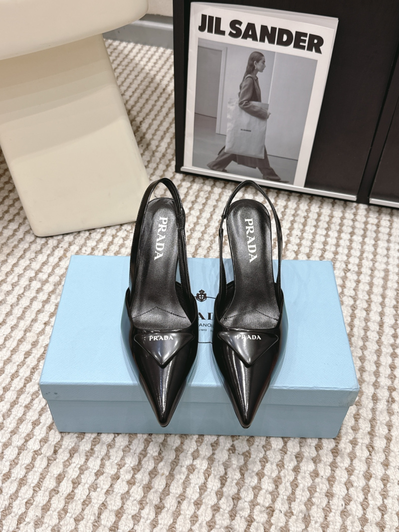 Черные туфли PRADA на шпильке с треугольным логотипом