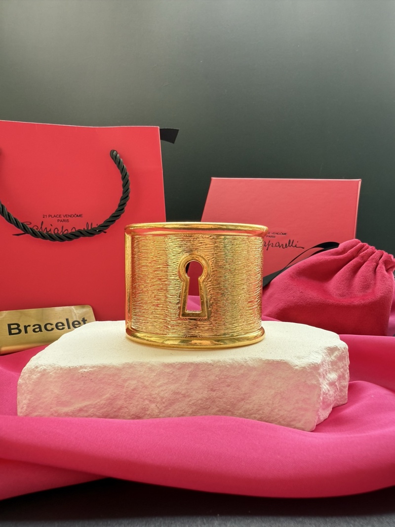 Золотистый браслет Schiaparelli