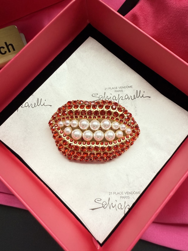 Брошь в виде губ с жемчугом и кристаллами Schiaparelli
