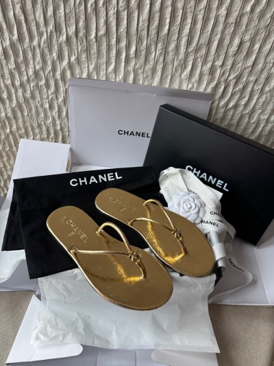 Золотые женские шлепанцы Chanel