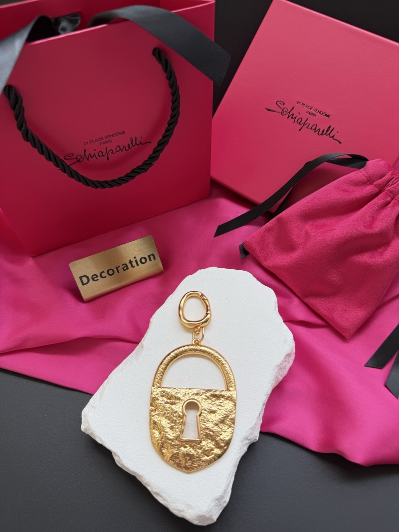 Подвеска в виде замка Schiaparelli