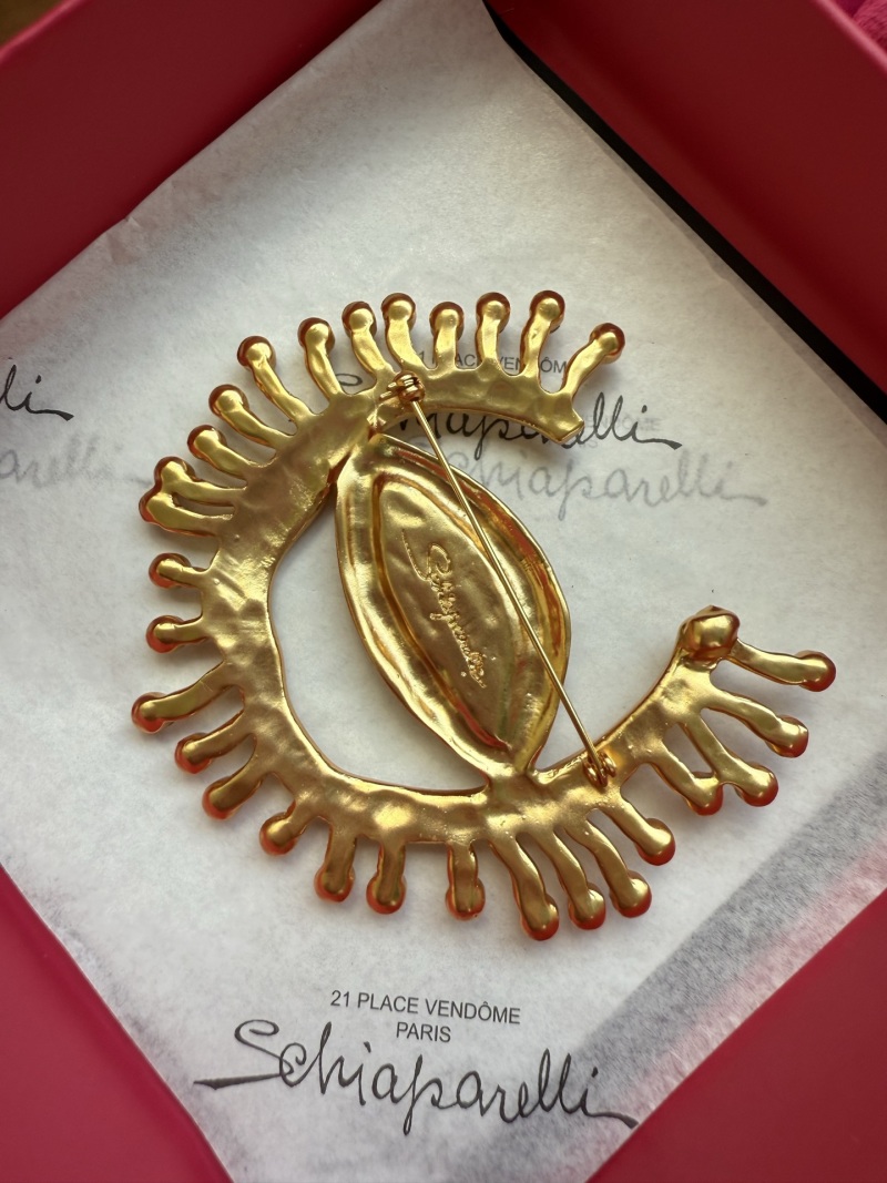 Брошь Schiaparelli в виде глаза