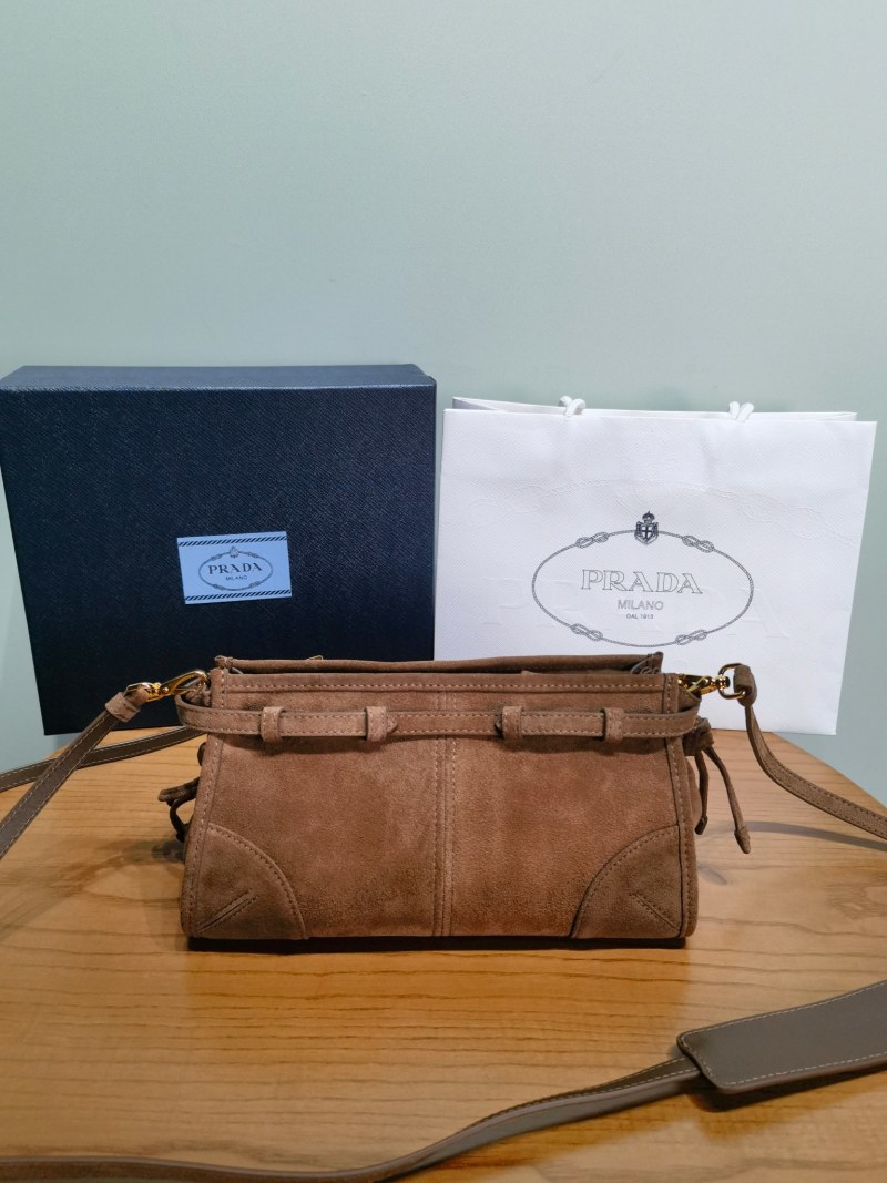 Кожаная сумка Prada с пряжкой