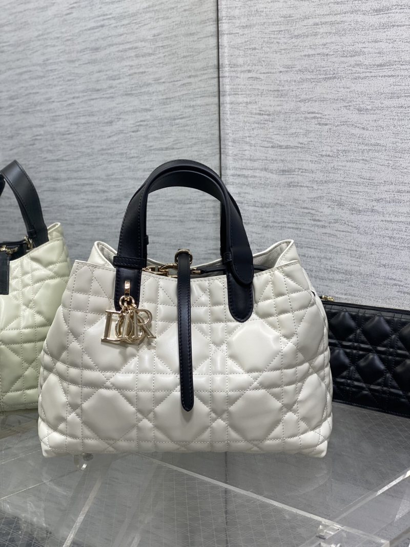 Сумка Dior с квилтингом и золотой фурнитурой