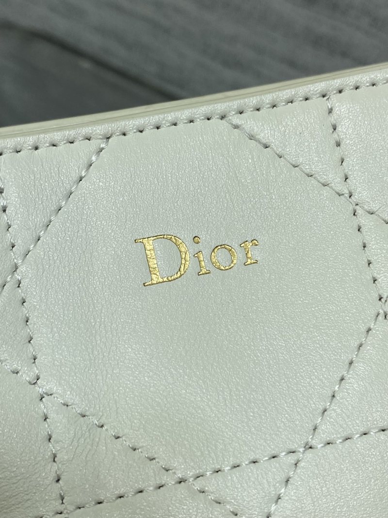 Белая сумка Dior с цепочкой