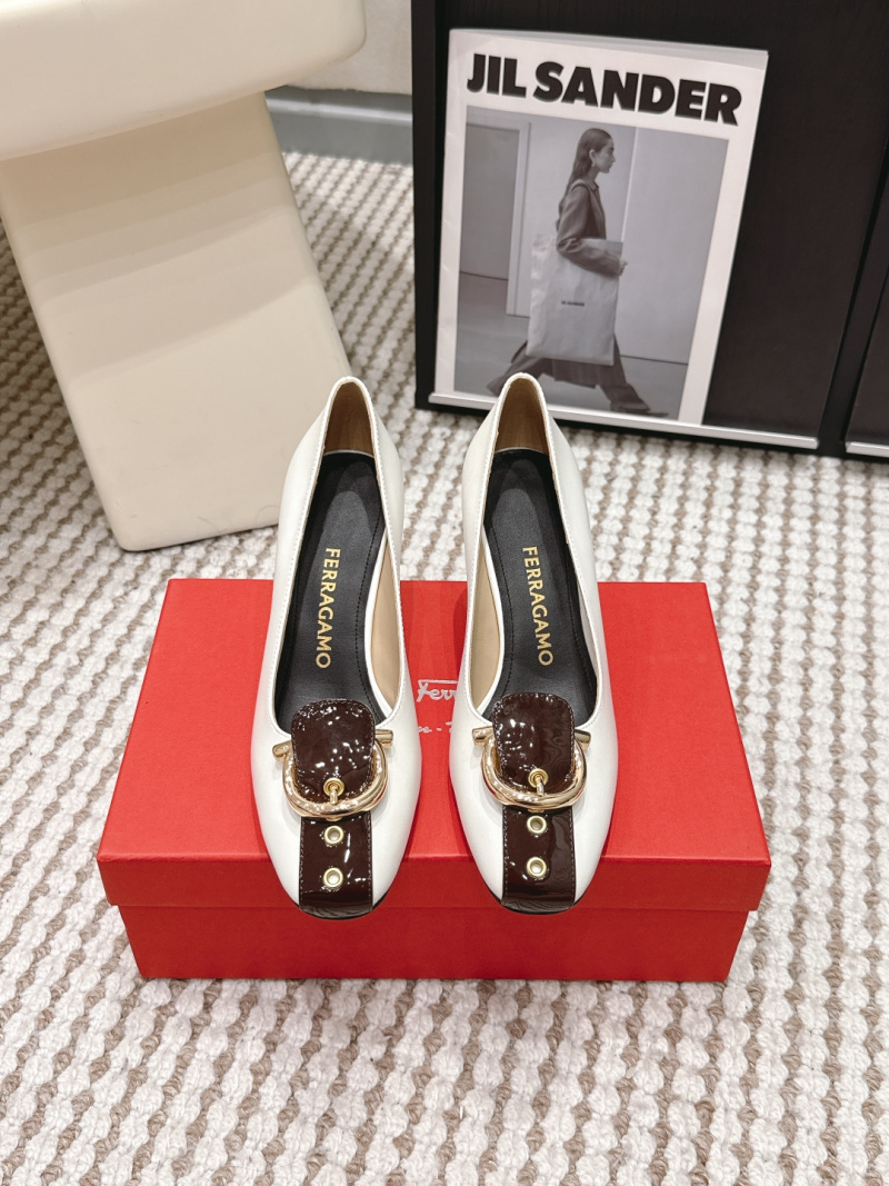 Женские туфли с заклепкой, цвет - бежевый Ferragamo