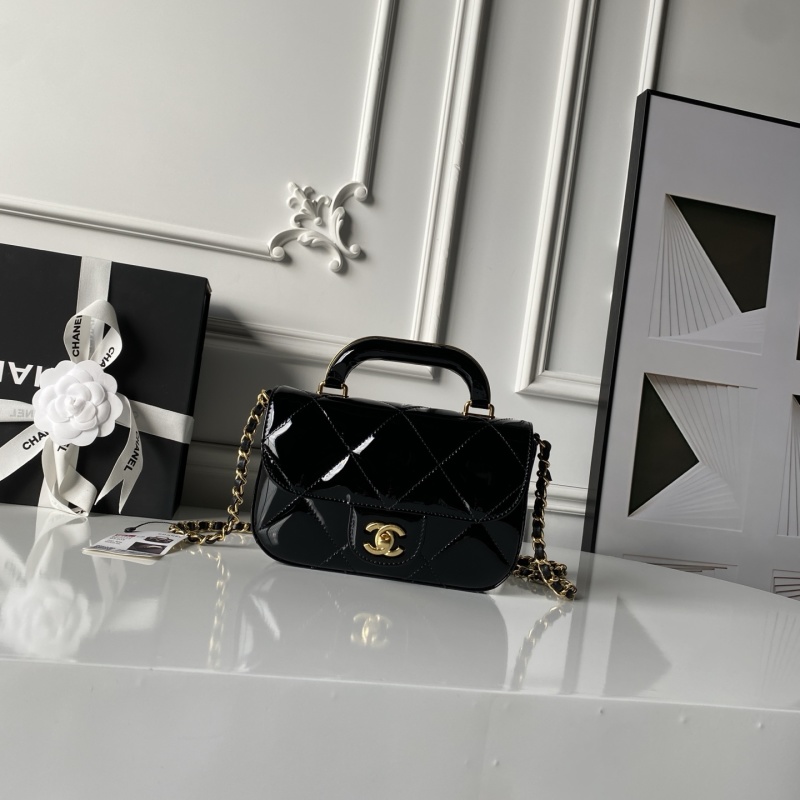 Женская сумка Chanel с лакированной кожей и золотой фурнитурой