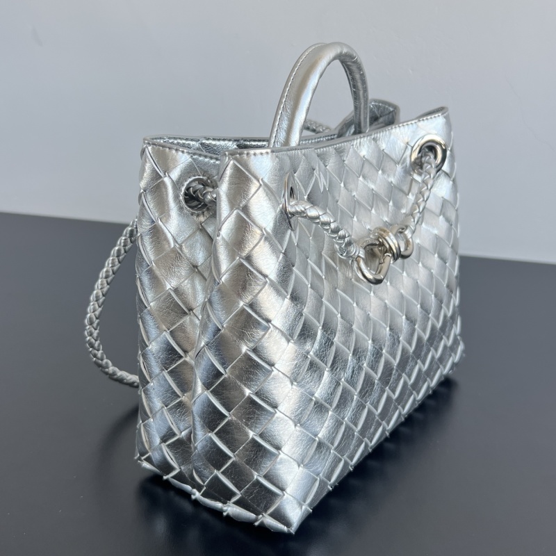 Сумка Bottega Veneta Andiamo серебристая плетеная