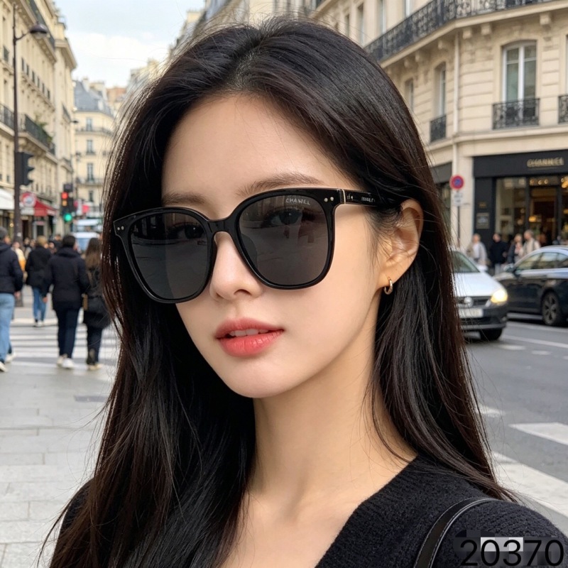 Солнцезащитные очки в кремовой оправе Chanel