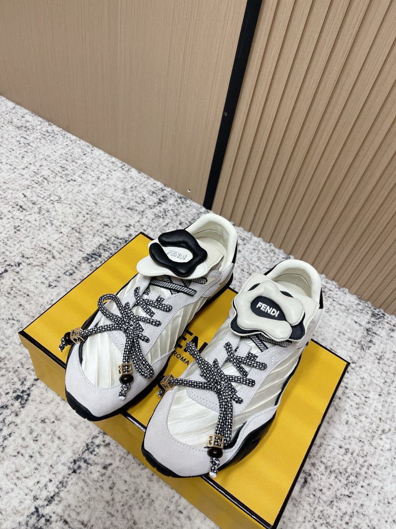 Женские кроссовки Fendi белого цвета с декоративными шнурками