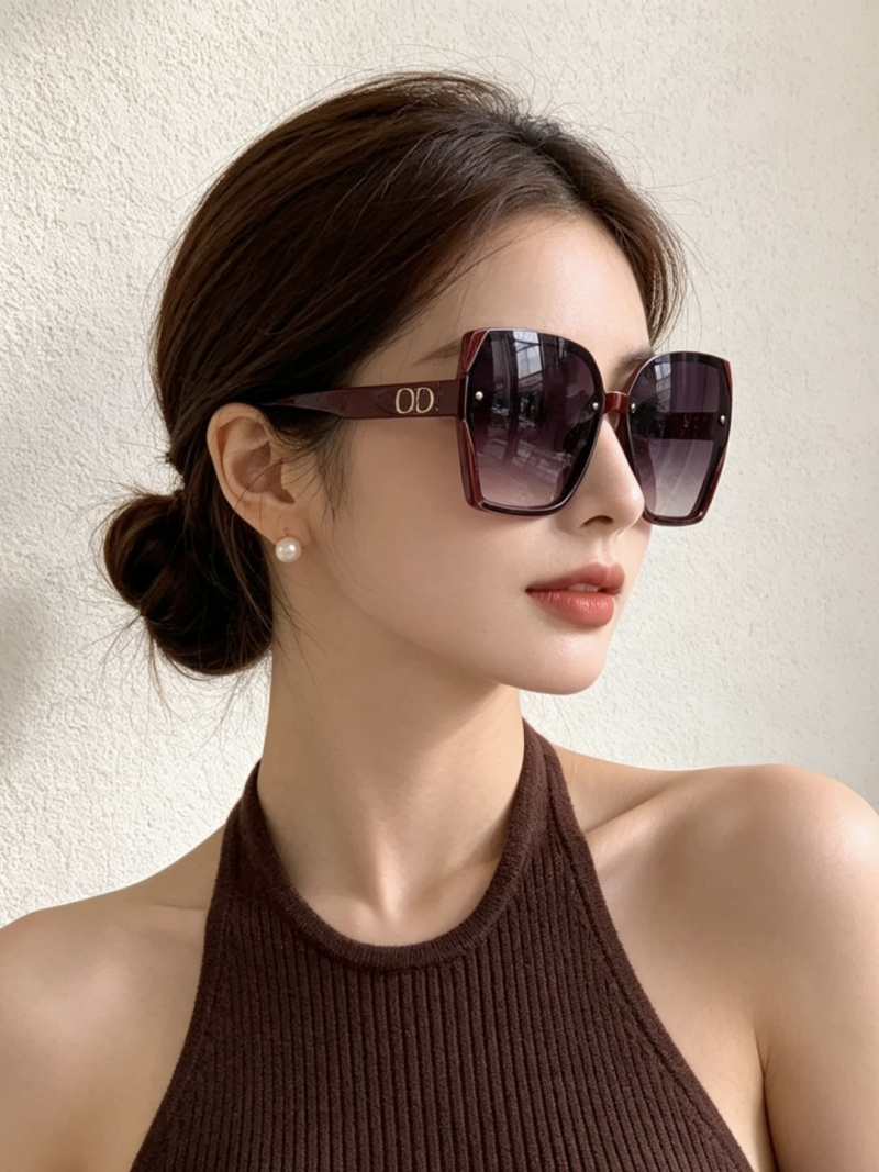 Стильные женские солнцезащитные очки темной оправы Dior