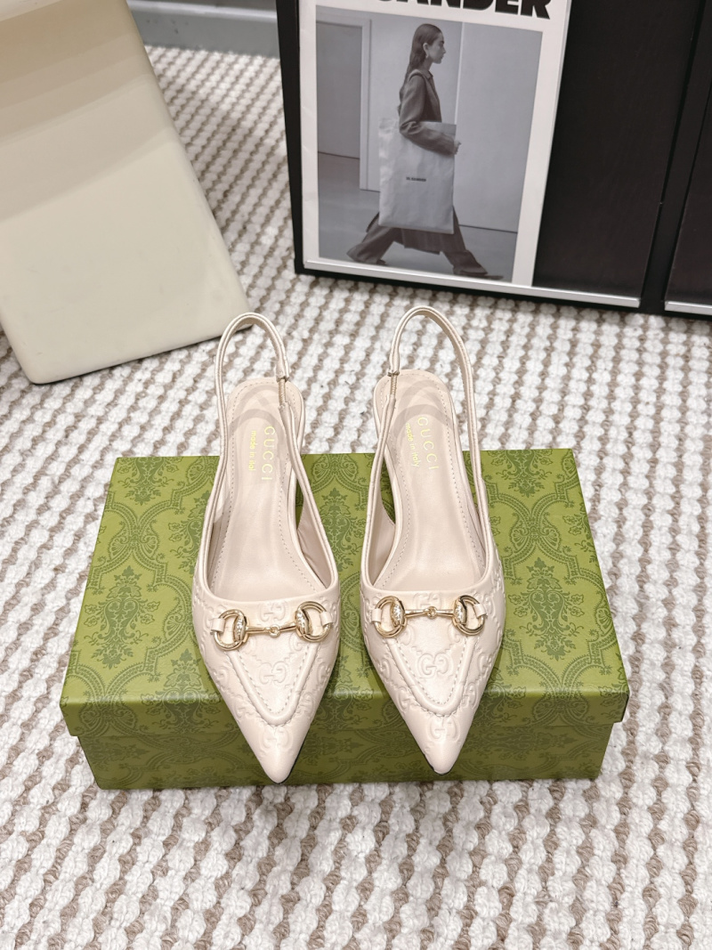 Женские туфли с металлическим украшением Gucci