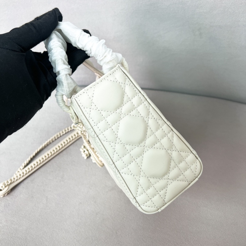 Женская сумка Lady Dior белого цвета