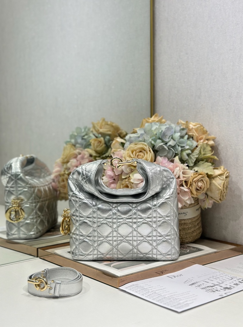 Сумка серебристая Dior