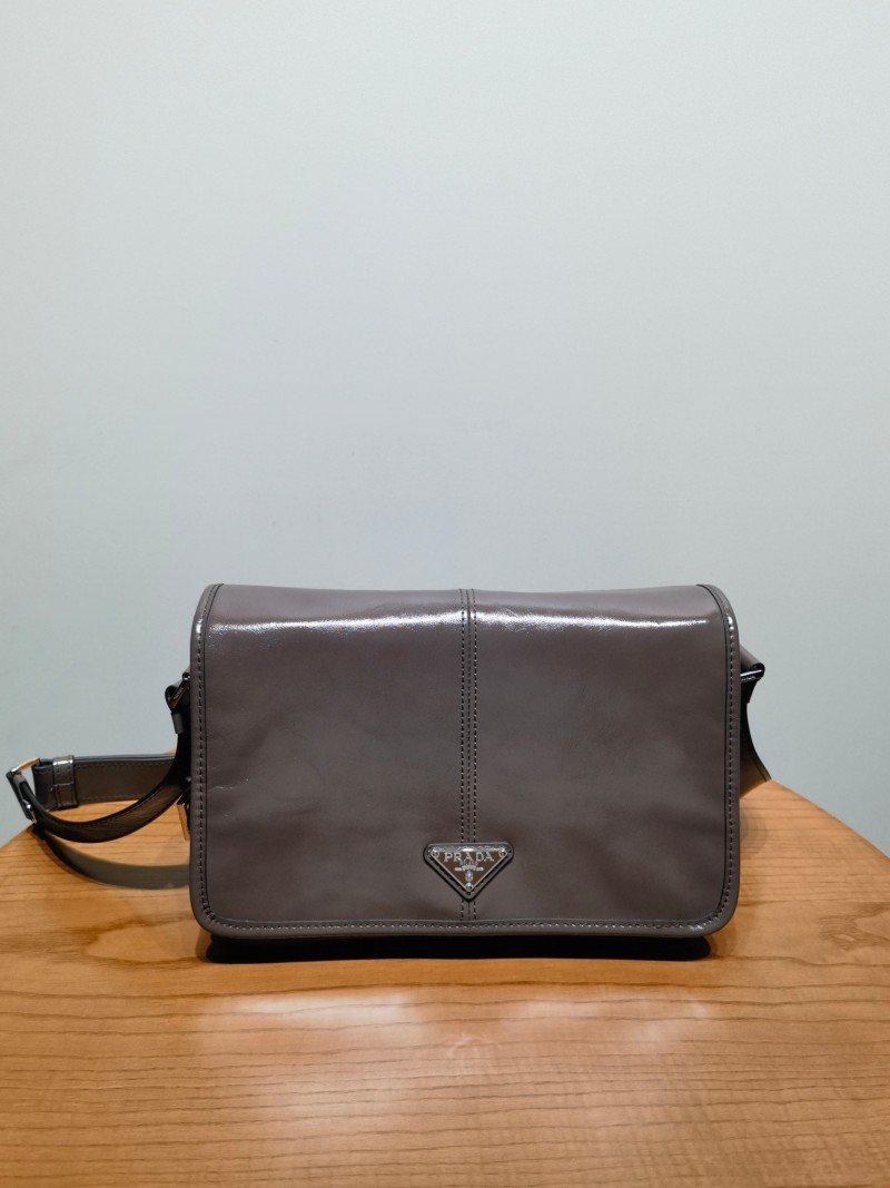 Сумка Prada из оiled leather