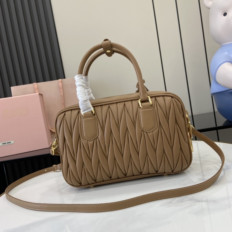 Сумка Miu Miu с ручками и плечевым ремнем