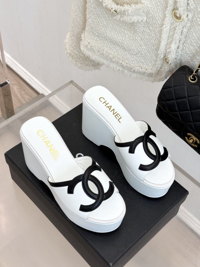 Белые кожаные шлепанцы на платформе с черным декором Chanel