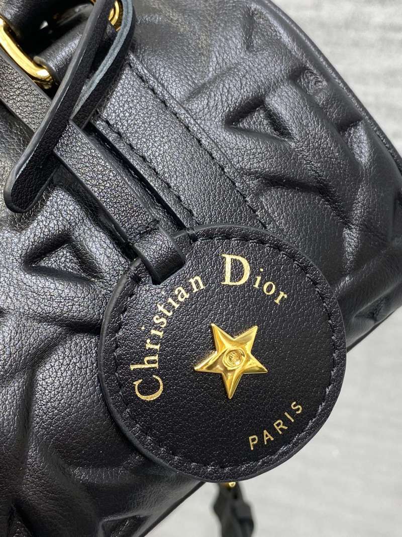 Черная сумка Dior с тиснением и звездой