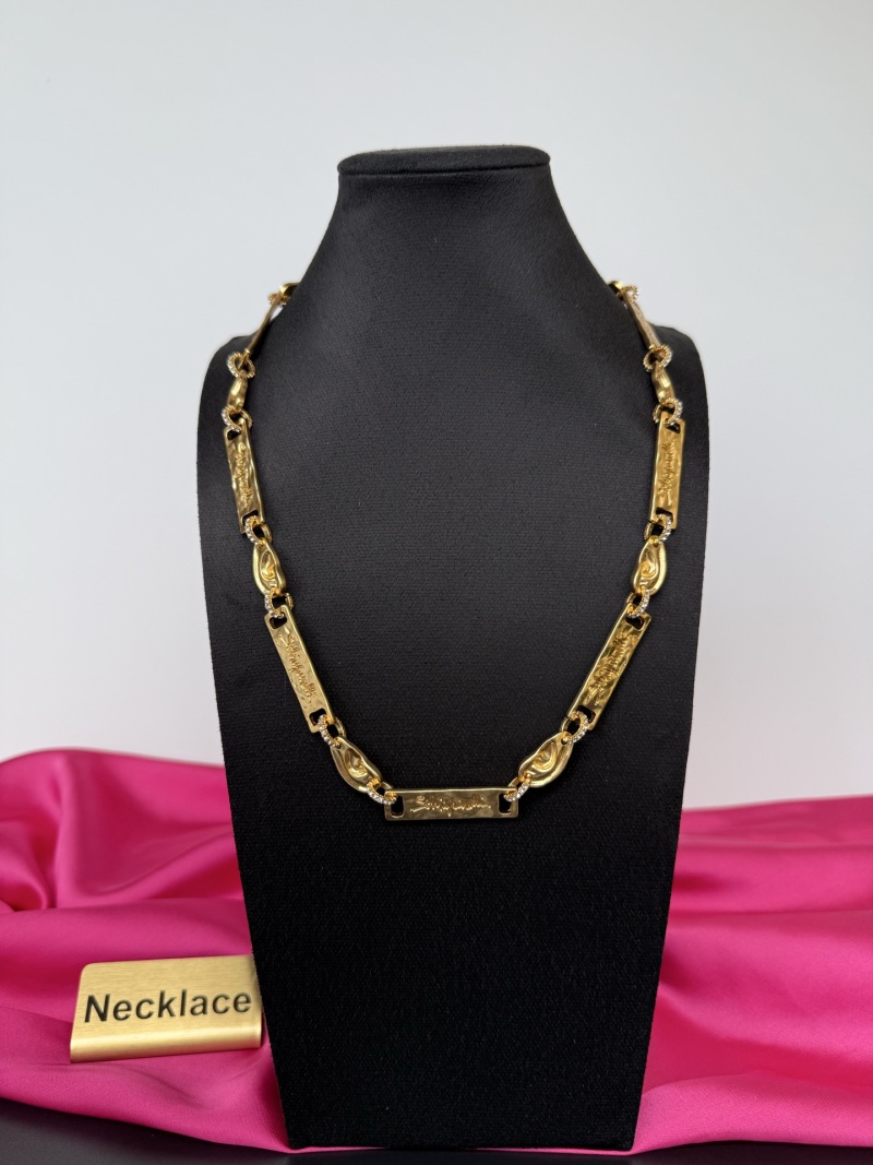 Золотистое колье с декоративными элементами Schiaparelli